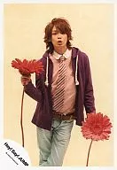 Hey! Say! JUMP / Yuya Takagi / Purple costume / Flowers on both hands / Above knees / Beige background / Official Official photo