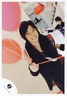 NYC / YumA Nakayama / Above-the-knee ・ Costume black and red ・ Balloon in the right hand ・ Mouth opening / Official Official photo