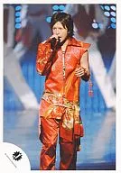 Kanjani Eight / Tadayoshi Okura / Live Photo / Above the Knee / Costume Red / Right Hand Microphone / Background Blue / Official Official photo