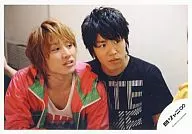 Kanjani Eight / Akihiro Yasuda / Shin murakami / Bust up / Horizontal / Gray background / Right eye view / Yasuda Costume Pink / Official Official photo