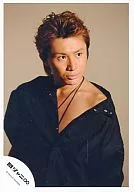 Kanjani Eight / Shodai Yasuda / Upper Body / Costume Black / Eyes Right / Mouth Closed / Background Brown / Official Official photo