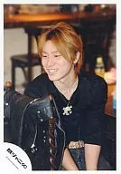 Kanjani Eight / Shodai Yasuda / Upper Body / Sitting / Black Costume / Necklace / Left Eye / Open Mouth / Official Official photo