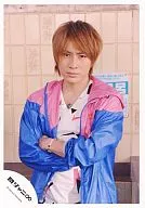 Kanjani Eight / Shodai Yasuda / Upper Body / Costume Blue / Pink / Inner White / Arm Band / Camera View / Public Official photo