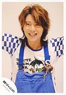 Kanjani Eight / Shodai Yasuda / Upper Body / Costume White Blue / Overalls Blue / Both Hands Spread / Eye Point Left / Official Official photo