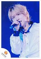 / FUKUUI 0623 : Kanjani Eight / Akihiro Yasuda / Live photo ・ Bust up ・ Costume white ・ Right hand microphone ・ Background blue / Eh! Real? Surprising! TOUR 2007 / Official Official photo