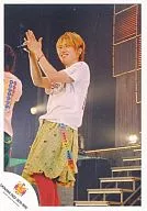 / OKINAWA 0922 ・ 0929-0930 : Kanjani Eight / Akihiro Yasuda / Live Photo ・ Above Knee ・ Costume White ・ Green ・ Right Hand Microphone ・ Both Hands Matching / Eh! Real? Surprising! TOUR 2007 / Official Official photo