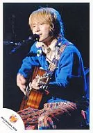 / WAKAYAMA 0609 : Kanjani Eight / Akihiro Yasuda / Live photo / Knee-up / Sitting / Costume blue / Guitar / Background black / Eh! Real? Surprising! TOUR 2007 / Official Official photo