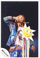 Kanjani Eight / Shodai Yasuda / Live Photo / Above the Knee / Blue Costume / White Inner / Right Hand Mouth / Closed Eyes / Standing Microphone with Sun / Official Official photo