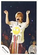 Kanjani Eight / Shodai Yasuda / Live Photo / Above the knees / Costume T-shirt white / Pants red / Above both hands / Microphone stand with sun / Official Official photo