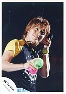 Kanjani Eight / Akihiro Yasuda / Live Photo / Upper Body / Costume T-Shirt Black / Yellow / Left Hand Microphone / Right Hand Ball / Eye View Right / Official Official photo