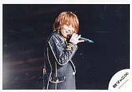 Kanjani Eight / Shodai Yasuda / Live Photo, Horizontal, Upper Body, Costume Black Gold, Right Hand Microphone, Background Black / Official Official photo