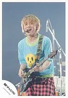 Kanjani Eight / Akihiro Yasuda / Live Photo / Above the Knee / Costume T-Shirt / Light blue / Guitar / Pants check pattern red / black / Official Official photo