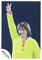 Kanjani Eight / Shodai Yasuda / Live Photo / Upper Body / Costume Yellow / Right Hand Piece / Background Black / Official Official photo