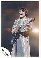 Kanjani Eight / Akihiro Yasuda / Live Photo / Knee-Up / Costume Silver / White / Guitar / Eye-Left / Official Official photo