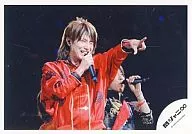 Kanjani Eight / Akihiro Yasuda / Live Photo, Horizontal, Upper Body, Costume Red, Right Hand Microphone, Left Hand Thumb and Index Finger Stand, Background Black / Official Official photo