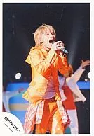 Kanjani Eight / Shodai Yasuda / Live Photo / Above the Knee / Costume Orange / Microphone with both hands / Eye view right / Background black / Official Official photo