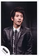 Arashi / Kazuya Ninomiya / Upper Body / Black Costume / Right Eye / Open Mouth / Black Background / Official Official photo