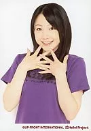 モーニング娘。/吉川友/バストアップ・衣装Tシャツ紫・両手パー・背景白/公式生写真