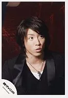 Kanjani Eight / Shingo Murakami / Bust up / Black jacket / Necklace / Eye-Right / Background red / Official Official photo