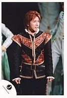 Kanjani Eight / Shingo Murakami / Live Photo / Costume Black / Red / Above Knees / Both Hands Goo / Eyes Right / Behind People / Official Official photo