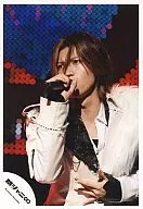 Kanjani Eight / Tadayoshi Okura / Live Photo / Upper Body / Costume White / Left Stomach / Right Hand Microphone / Background Blue / Red / Official Official photo