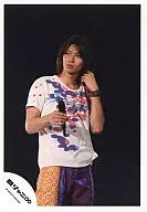 Kanjani Eight / Tadayoshi Okura / Live Photo / Above the Knee / White Shirt / Purple Pants / Left Hand Hair / Right Hand Microphone / Left Eye / Official Official photo