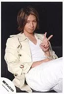 Kanjani Eight / Tadayoshi Okura / White Jacket, White Inner, White Pants, Pair of Feet, Black Sofa, Left Hand Piece / Official Official photo