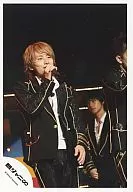 Kanjani Eight / Akihiro Yasuda / Above-the-knee / Right-hand microphone / Costume black / Live photo / Official Official photo