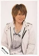 Kanjani Eight / Akihiro Yasuda / Upper body / Costume beige / Inner gray / Official Official photo