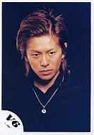 V6/森田剛/バストアップ・衣装黒・背景黒・ネックレス・目線斜め下