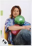 V6 / Takeshi Morita / Sitting / Shirt light blue purple / Background white / Holding a ball / Wearing both hands