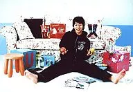 矢崎広(南健太郎)/横型・衣装黒・座り・両手果物・ソファ・私服ショット/ミュージカル『テニスの王子様』コンサート Dream Live 4th