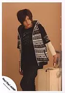 Hey! Say! JUMP/山田涼介/膝上・パーカー白黒・目線右・左手トランク・背景茶色/公式生写真