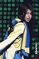 Kanjani Eight / Tadayoshi Okura / Upper Body / Costume Yellow. Blue / Background Black. Green / Eye Left / Stage "Takizawa Enbujo" / 2L size official Official photo