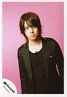 Kanjani Eight / Ryuhei Maruyama / Upper body / Costume black / Background pink / Camera eyes / Mouth closed / Official Official photo