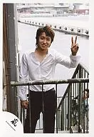 Arashi / Satoshi Ohno / Above-the-knee / Costume white / Pants black / Left hand piece / Background outdoor / Official Official photo