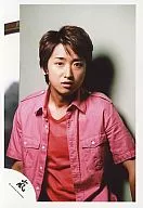 Arashi / Satoshi Ohno / Upper Body / Costume Pink / Inner Red / Camera View / Background White / Official Official photo