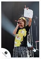 Kis-My-Ft2 / Wataru Yokoo / Live Photo / Above the Knee / Costume T-Shirts / Black / Yellow / Right Hand Microphone / Left Hand Colored Paper / Official Official photo