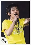 Arashi / Kazuya Ninomiya / Live photo / Bust up / Shirt yellow / Background black / Right hand microphone / Open mouth / Official Official photo