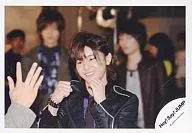 Hey! Say! JUMP / Ryosuke Yamada / Bust-up / Horizontal / Black Costume / Lower Left Eye / Both Hands