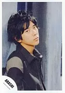 Arashi / Kazuya Ninomiya / Bust up / Costume black gray / Background wall / Body facing right / Camera eyes