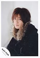 KAT TUN / Hitoshi Akanishi / Bust up / Costume black / Fur around the neck / Background grey / Camera line / Official Official photo