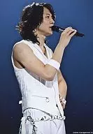 TOHOSHINKI / Park Yoo-chun / Live Photo / Upper body / Costume white / Eye view right / Right hand microphone / Background blue / 4 th live tour / Official Official photo