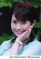 モーニング娘。/安倍なつみ/バストアップ・衣装水色・左手頬・背景野外/公式生写真