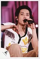 Arashi / Kazuya Ninomiya / Live Photo / Upper Body / White Shirt / Left Hand Microphone / Left Eye View / Squatting / Official Official photo