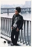 Arashi / Kazuya Ninomiya / Whole body / Black jacket / Black pants / Both hands / Waist / Body facing left / Background outdoor / Official Official photo