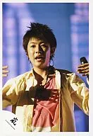 Arashi / Masaki Aiba / Live Photo / Upper Body / Yellow Jacket / Pink Inner / Left Hand Microphone / Background Purple / Official Official photo