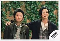 Arashi / Matsujun / Satoshi Ohno / Horizontal, Bust up, Khaki Jacket, Black Jacket, Check Shirt, Matsumoto Migita Ohno Shoulders, Background Green / Official Official photo