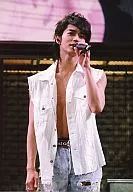 Arashi / Matsujun / Live Photo / Above the Knee / White Jacket / Jeans / Left-Hand Microphone / Background Screen / Unframed / Official Official photo