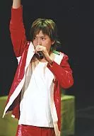 Kanjani Eight / Tadayoshi Okura / Live Photo / Upper Body / Costume Red / White / Left Hand Microphone / Right Hand Raised / Eye Line Left / No Frame / Christmas Party Limited Official Official photo